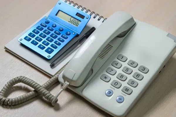 Compara los sistemas de planta telefónica PBX tradicionales con soluciones VoIP modernas