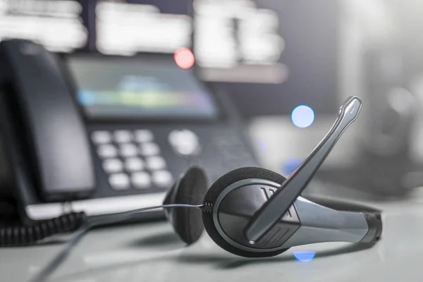 Compara los sistemas de planta telefónica PBX tradicionales con soluciones VoIP modernas